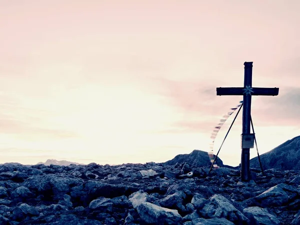 Bescheiden houten kruis Alpine Xesco top aan de orde gesteld. Scherpe rotsachtige piek. Zachte wolken in de blauwe hemel. — Stockfoto