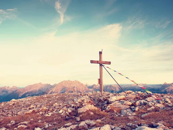 Traditionele kruis op de bergtop in Alp. Monument voor de dode klimmers Kruis — Stockfoto