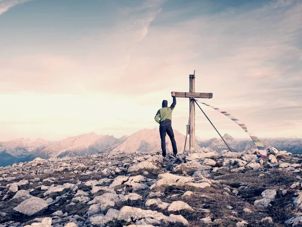 Man tourist walk to cross on the mountain peak. Evening dark,colorful  sky during sunset — Stock Photo, Image