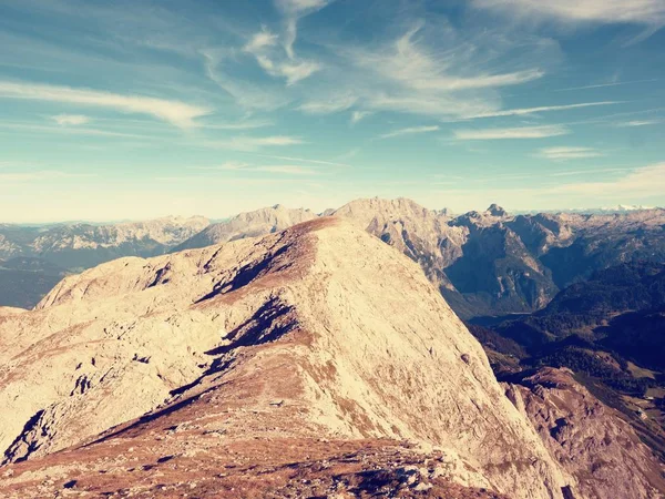 Morgonsolen mellan vassa stenar, Alpine klippa ovanför dalen. — Stockfoto