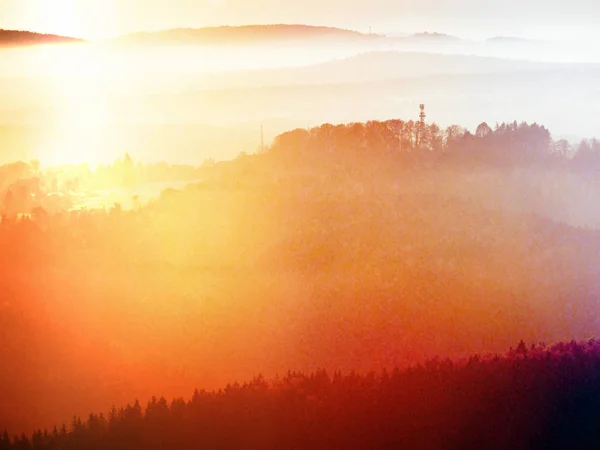 Filmeffekt. Blick auf einen großen abgerundeten Hügel aus dem Flugzeug, schöne fantastische Aussicht. traumhafter Sonnenaufgang, Berg über nebligem Tal — Stockfoto