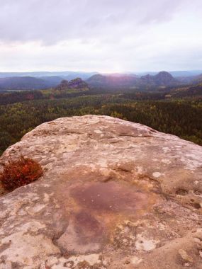 Kumtaşı uçuruma sabah görünüme orman Vadisi, şafak Güneş ufuktan. Keskin foorest hills 
