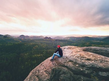 Adam turistik dağ tepe üzerinde oturmak. Seyahat dağ sahne. Uzun yürüyüşe çıkan kimse almak dağda yalnız bir dinlenme