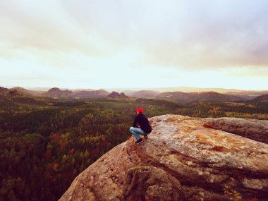 Adam turistik dağ tepe üzerinde oturmak. Seyahat dağ sahne. Uzun yürüyüşe çıkan kimse almak dağda yalnız bir dinlenme
