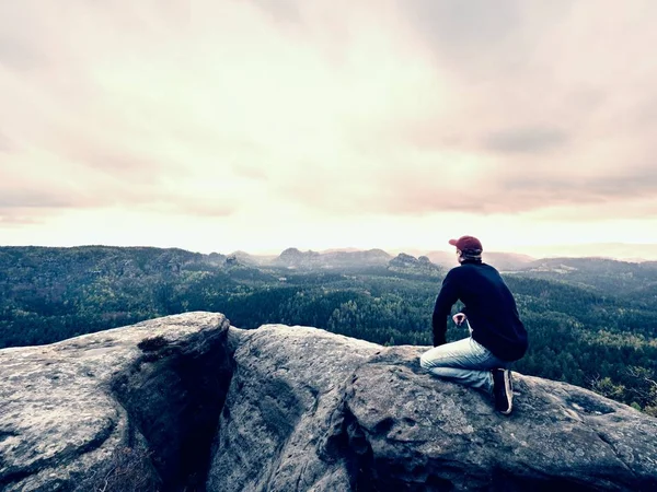 남자 관광 산의 정상에 앉아. 여행 산 장면입니다. 등산객을 산에 혼자 나머지 — 스톡 사진