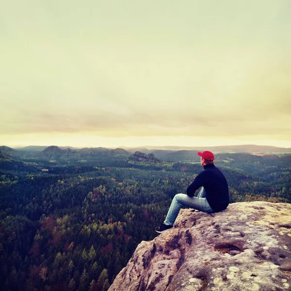 Männer Touristen sitzen auf dem Gipfel des Berges. Reisebergszene. Wanderer ruhen sich allein auf dem Berg aus — Stockfoto