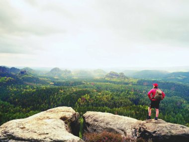 Turist Rehberi kayalık görünümünde Polonyalılar ile el üzerine gelin. Uzun yürüyüşe çıkan kimse sportif sırt çantası ile stand devam et
