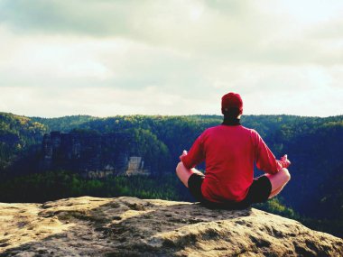 Adam yoga poz dağın zirvesinde. Egzersiz yoga nefes kesen manzarası ile kenarında