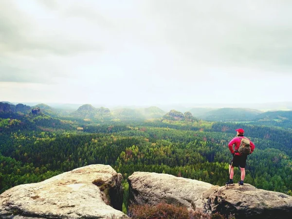 Turist Rehberi kayalık görünümünde Polonyalılar ile el üzerine gelin. Uzun yürüyüşe çıkan kimse sportif sırt çantası ile stand devam et