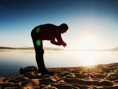 Spor spor saati kontrol zamanı dostum. Dağ gölü egzersiz, runner