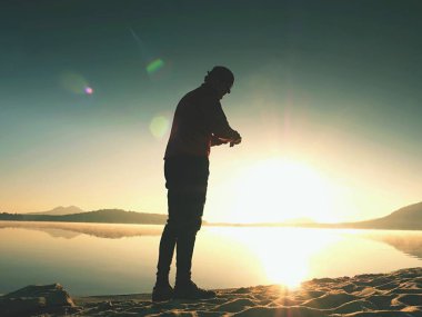 Spor spor saati kontrol zamanı dostum. Dağ gölü egzersiz, runner