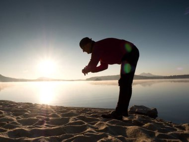 Spor spor saati kontrol zamanı dostum. Dağ gölü egzersiz, runner