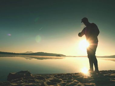 Spor spor saati kontrol zamanı dostum. Dağ gölü egzersiz, runner