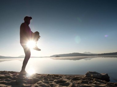 Koşu sonra germe. Orta yaş poz ve derin breatch germe adam spor. 