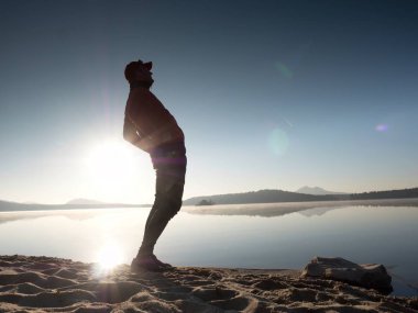 Koşu sonra germe. Orta yaş poz ve derin breatch germe adam spor. 
