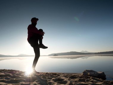 Koşu sonra germe. Orta yaş poz ve derin breatch germe adam spor. 