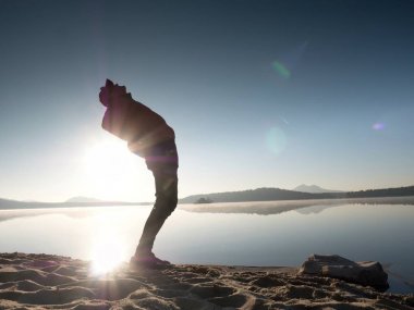 Koşu sonra germe. Orta yaş poz ve derin breatch germe adam spor. 