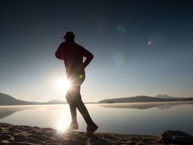 Uzun kumsalda hızlı deniz kıyısında koşan adam uygun. Güçlü runner yaz sabah açık eğitim.