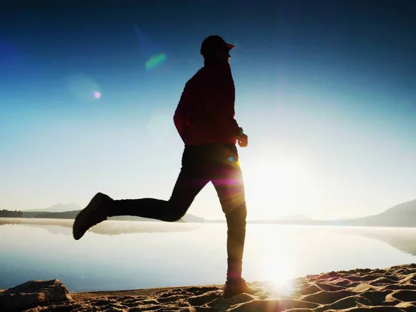 Jongen op het strand bij zonsopgang met reflectie. Morning Bay strand met heldere lucht. — Stockfoto