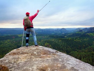 Tepe zafer. Adam bacak diz kafesleri ve istikrar ve yürüme destek için koltuk değneği ile.