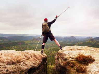 Fiyatı Immobilizer kırık bacakla. Tepe turist başının üstünde ilaç koltuk değneği ile elde.