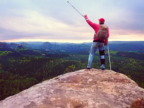 Hareketsiz ve desteklemek için bir dizlik ayarlanabilir yan paneller ile giyen adam turist bacak zarar.