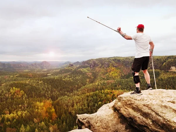 Adam turist kazadan sonra diz küme ayracı özelliklerini kullanın ve koltuk değneği önkol. Adam inceliyorlar