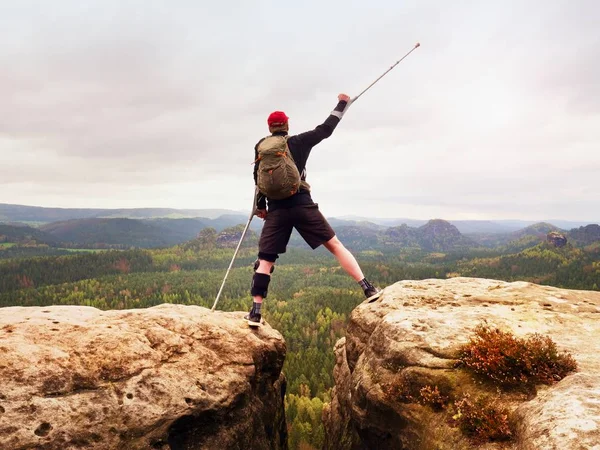 Fiyatı Immobilizer kırık bacakla. Tepe turist başının üstünde ilaç koltuk değneği ile elde.