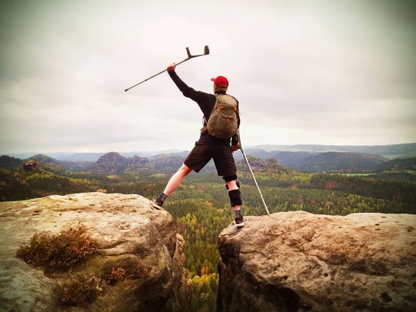 Fiyatı Immobilizer kırık bacakla. Tepe turist başının üstünde ilaç koltuk değneği ile elde.