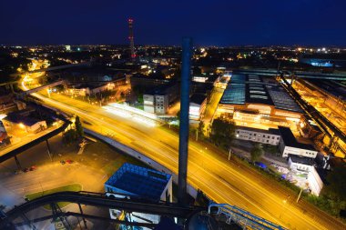 27 Temmuz, Ostrava city, Çek Cumhuriyeti. Gece yolda trafik ile eski sanayi şehrin havadan görünümü. 