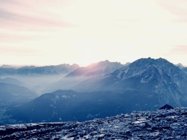 Alpler tepeler, kayalar insanlar olmadan keskin. Derin vallyes uzak ufuk için yukarıda Alp kayalar üzerinde göster