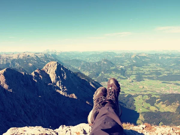 Vila på skogsstig. Mannen hiker låg på toppmötet i berg. Fötter i trekking stövlar — Stockfoto