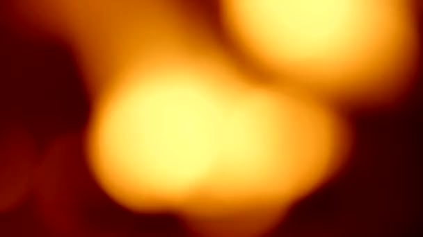 Flammes orange intense flamboyantes dans la cheminée, vue abstraite hors de la profondeur du champ — Video
