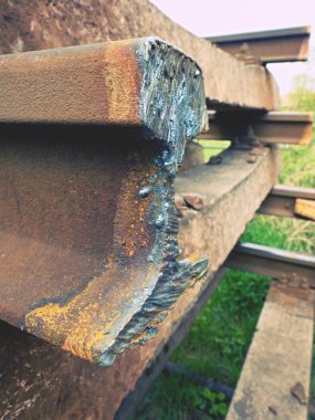 Paslı raylar kesti. Çelik rayların eski kapalı tren istasyonunda hisse senedi. Geri dönüşüm için döküm çelik için taşıma