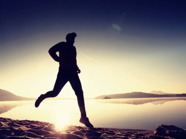  Çalışan adam. Hızlı bir şekilde sabah sahilde çalışan çocuk. Sporcu atlet, koşu adam
