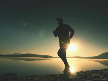  Çalışan adam. Hızlı bir şekilde sabah sahilde çalışan çocuk. Sporcu atlet, koşu adam