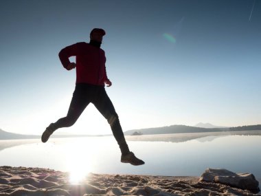  Çalışan adam. Hızlı bir şekilde sabah sahilde çalışan çocuk. Sporcu atlet, koşu adam