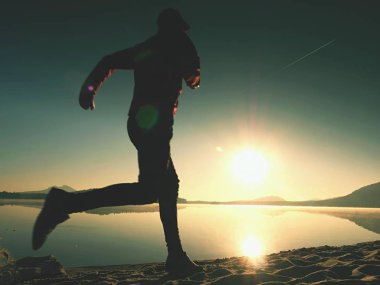  Çalışan adam. Hızlı bir şekilde sabah sahilde çalışan çocuk. Sporcu atlet, koşu adam