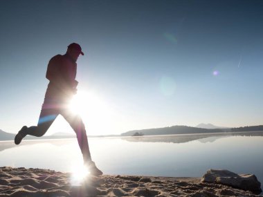  Çalışan adam. Hızlı bir şekilde sabah sahilde çalışan çocuk. Sporcu atlet, koşu adam