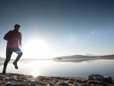  Çalışan adam. Hızlı bir şekilde sabah sahilde çalışan çocuk. Sporcu atlet, koşu adam