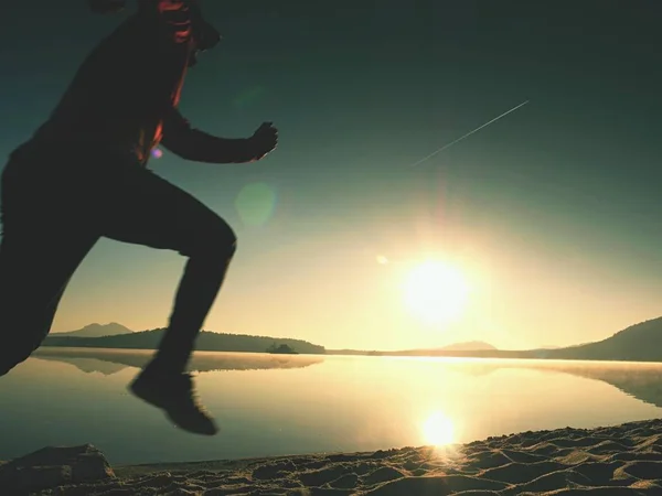 L'homme qui court. Le garçon court vite sur la plage du matin. Coureur sportif, jogging guy — Photo