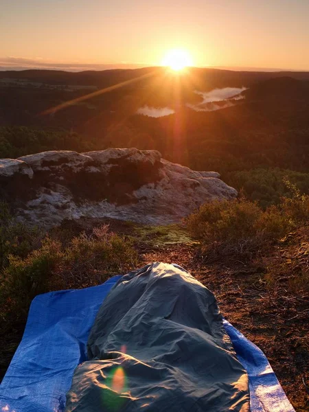 美しい岩の目覚め。自然の寝袋で眠っています。岩が多い峰からの眺め — ストック写真