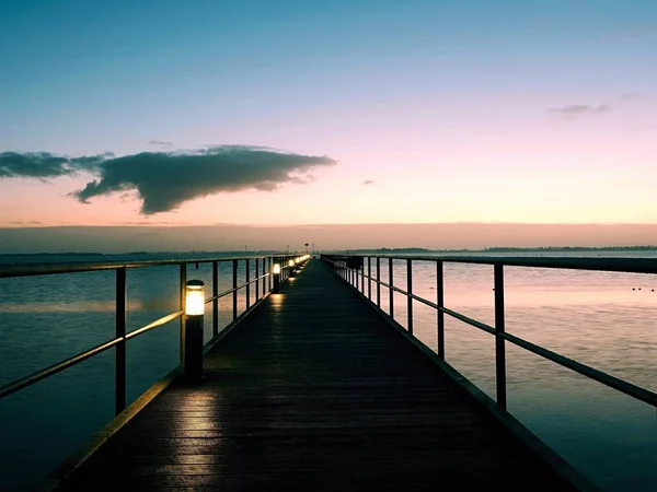 Ponte pedonale. Ponte sul mare. Costrizione di legno scivoloso sopra il mare . — Foto Stock