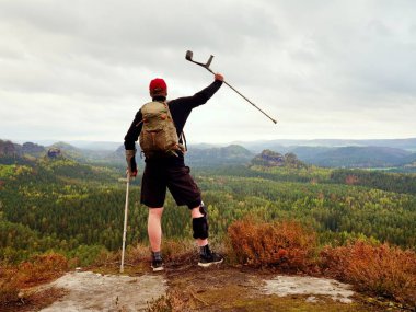 Fiyatı Immobilizer kırık bacakla. Tepe turist başının üstünde ilaç koltuk değneği ile elde.