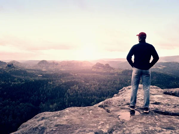 Keres a horizonton. Az ember felett sűrű erdők vagy a dzsungel rock ülni, és élvezze. — Stock Fotó