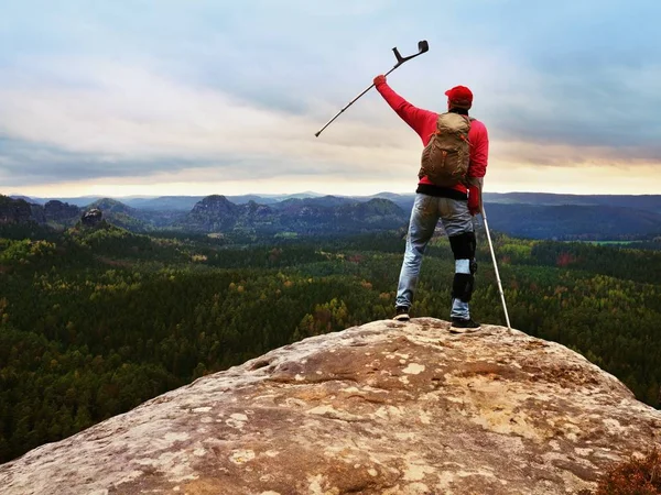 Hareketsiz ve desteklemek için bir dizlik ayarlanabilir yan paneller ile giyen adam turist bacak zarar.