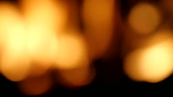 Flammen lodern im Kamin, abstrakter Blick aus Schärfentiefe — Stockvideo