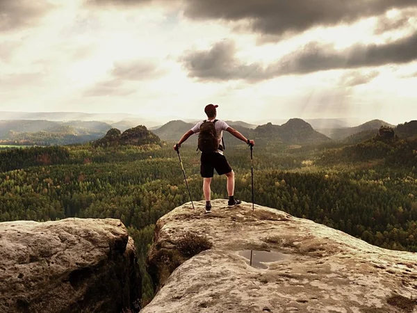 Turist ile el Polonyalılar. Güneşli bahar daybreak rocky Dağları'nda. Uzun yürüyüşe çıkan kimse ile sportif sırt çantası