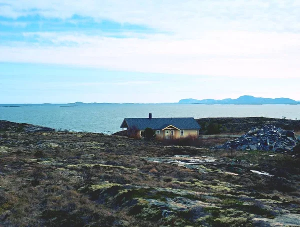 Moderní kamenná rodinný dům na jarní moře, Norsko ostrov. Tradiční kamenný dům — Stock fotografie