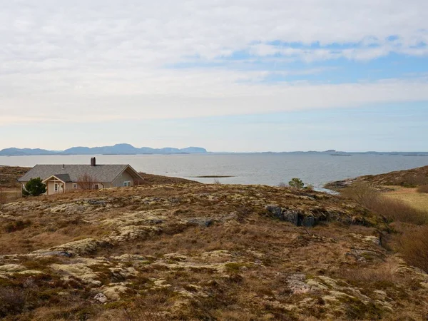 Maison familiale moderne en pierre au bord de la mer, île de Norvège. Une maison traditionnelle en pierre — Photo